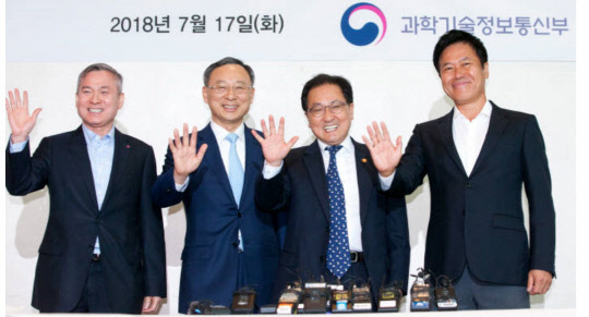 유영민 과학기술정보통신부 장관(왼쪽 세번째)이 지난 7월 17일 서울 여의도메리어트파크센터에서 열린 통신3사 CEO 간담회에서 통신3사 CEO들과 내년 3월 세계 최초 5G 상용화 계획을 밝혔다. 통신 3사는 지난 1일 모바일라우터(동글)를 기반으로 한 5G 전파를 발사했다.   연합뉴스